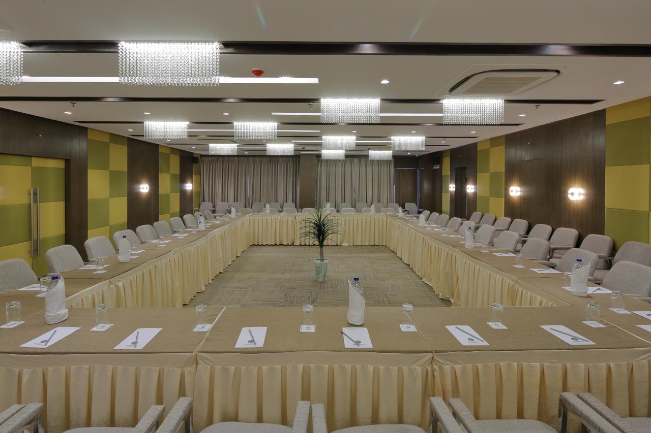 Hotel Pragati The Grand Ahmedabad Exterior foto