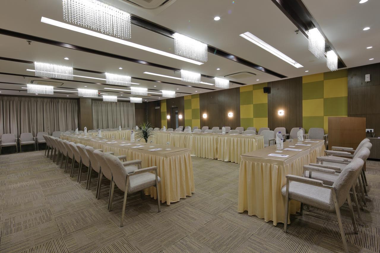 Hotel Pragati The Grand Ahmedabad Exterior foto
