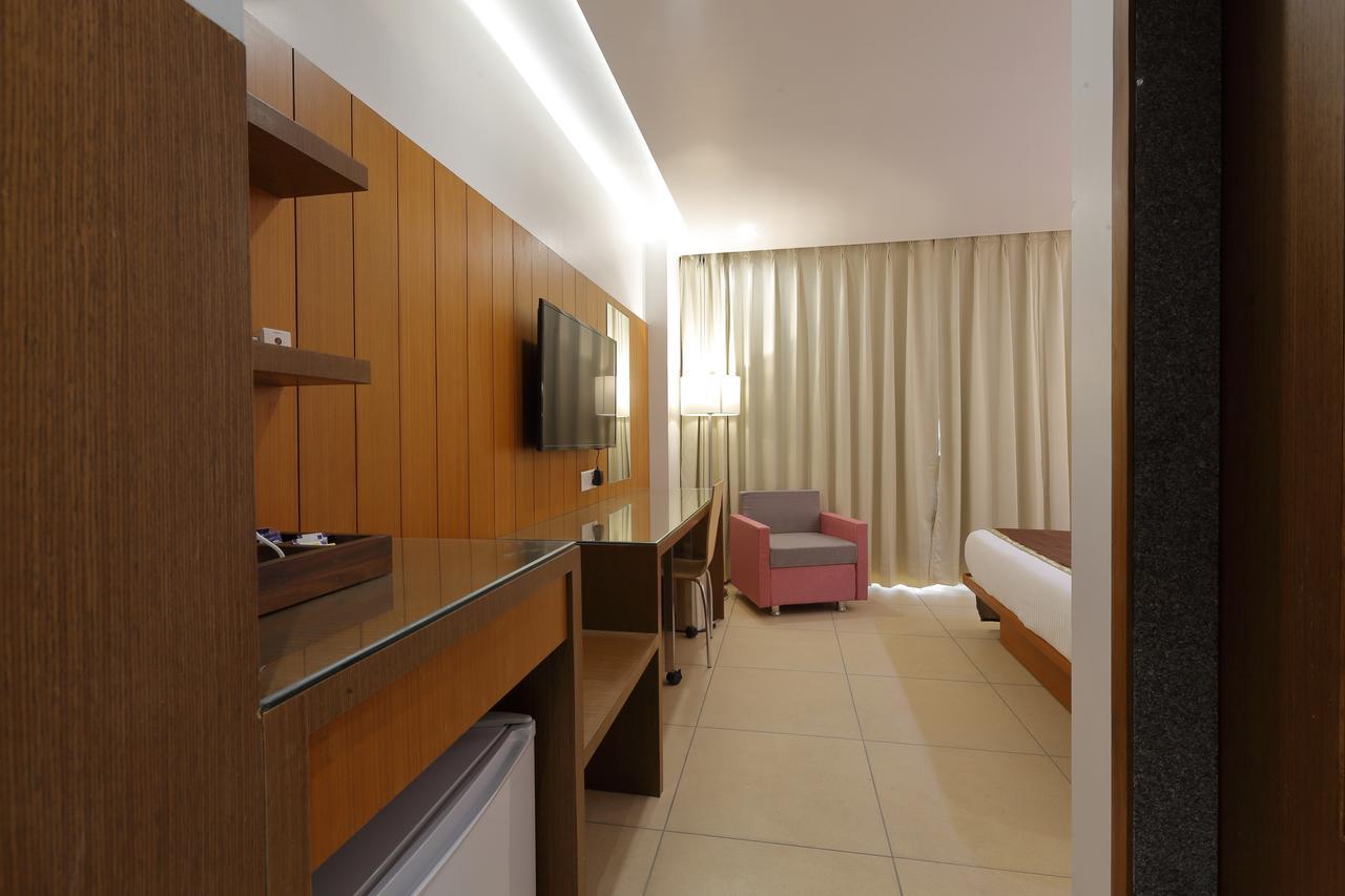 Hotel Pragati The Grand Ahmedabad Exterior foto