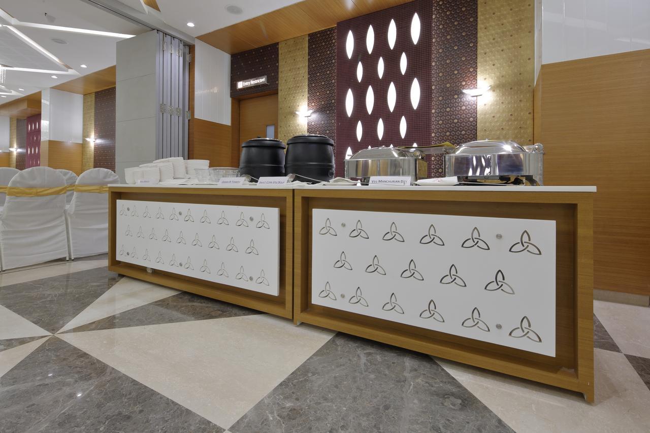 Hotel Pragati The Grand Ahmedabad Exterior foto