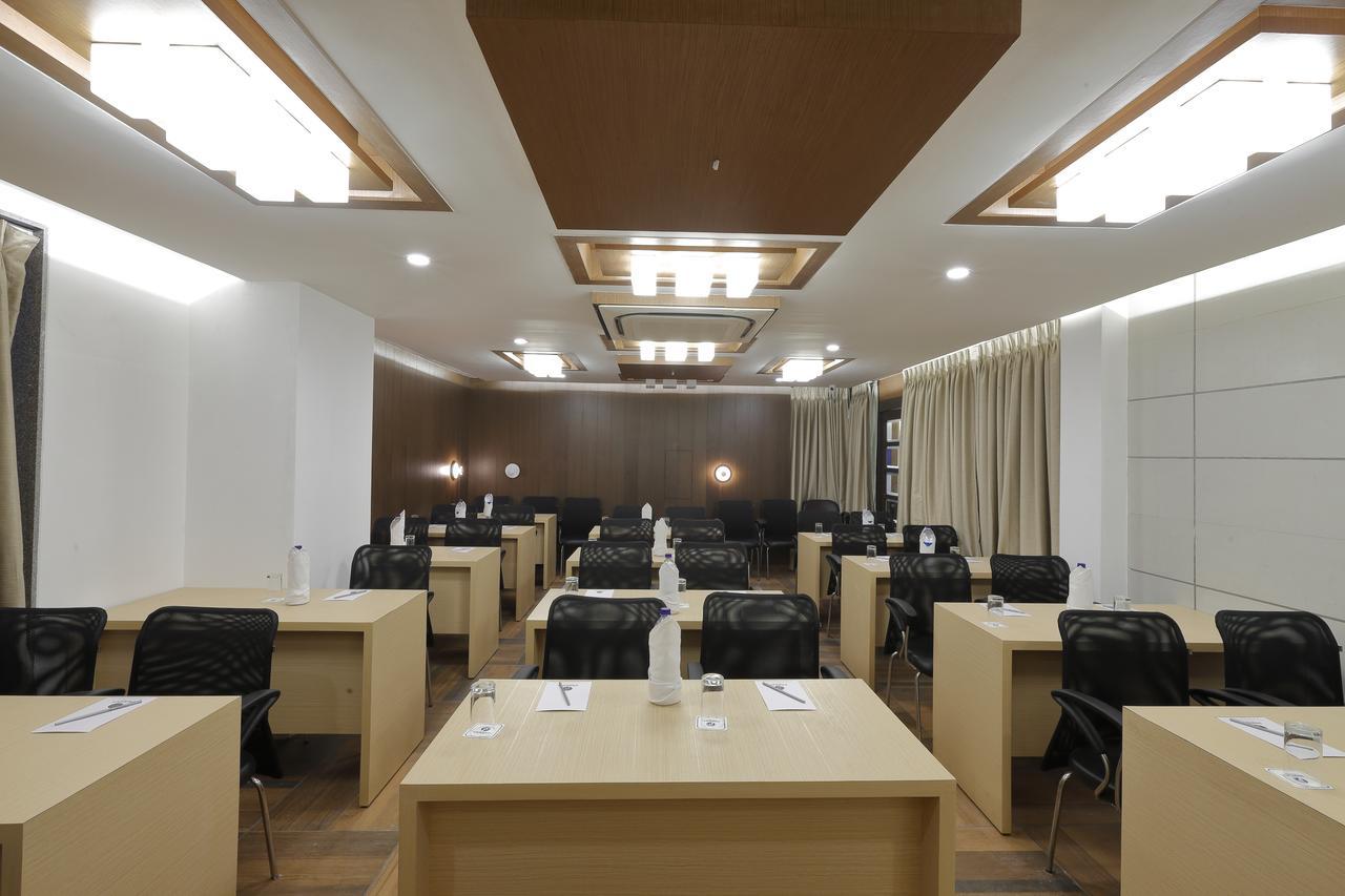 Hotel Pragati The Grand Ahmedabad Exterior foto