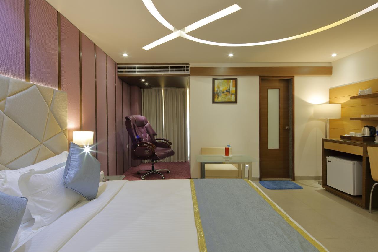 Hotel Pragati The Grand Ahmedabad Exterior foto